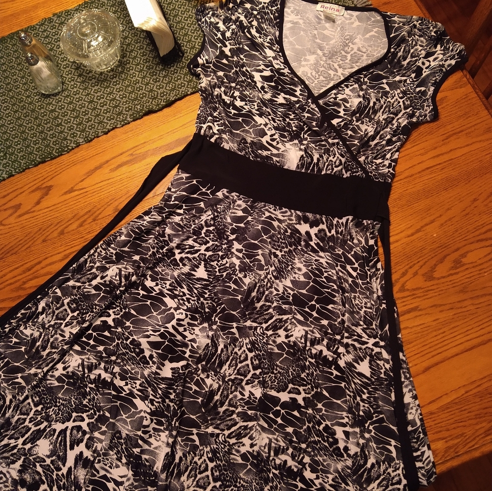 Size S Reina black an white animal print dress - Picture 9 of 16